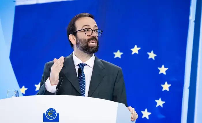 Ο οικονομολόγος που «κόπηκε» από το ΔΝΤ και το μακρύ χέρι του Τραμπ