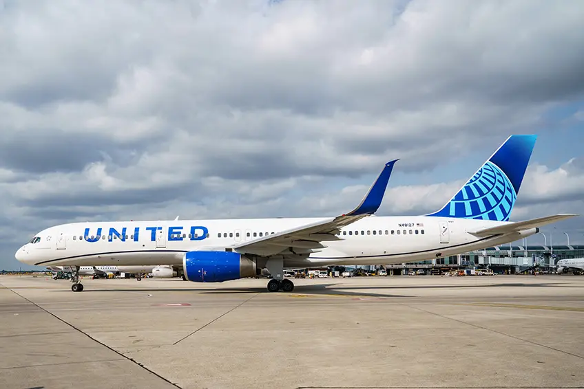 Mega deal στις αερομεταφορές: Η United εξετάζει συγχώνευση με την American Airlines