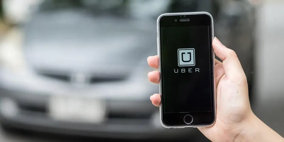 Uber και Cabify αναστέλλουν τις υπηρεσίες τους στη Βαρκελώνη
