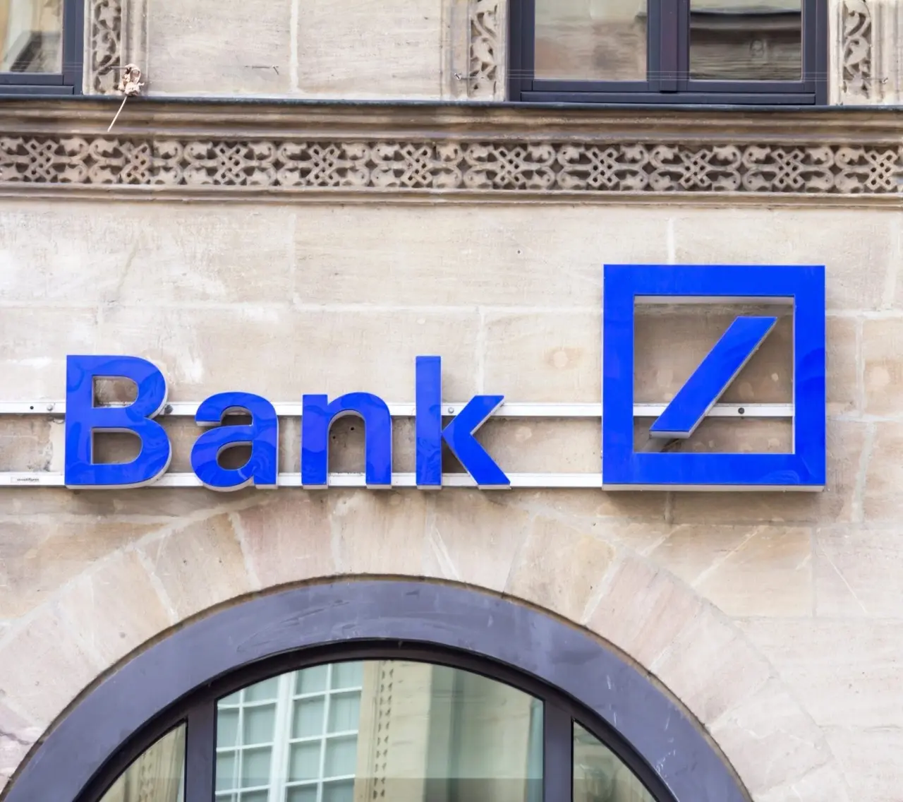 Deutsche Bank: Άλμα 16% στα έσοδα από συναλλαγές ομολόγων και νέο buyback €500 εκατ. – Ξεπέρασε τη Wall Street
