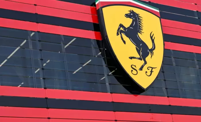 Ferrari: Αλλάζει τα δεδομένα με νέο ηλεκτρικό μοντέλο – Σε ποιους αγοραστές απευθύνεται
