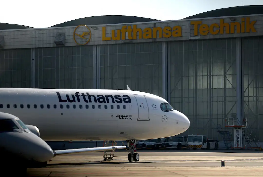 Lufthansa: Υποβαθμίζει τις προβλέψεις για το 2026 – Πλήγμα από τα καύσιμα και τις απεργίες