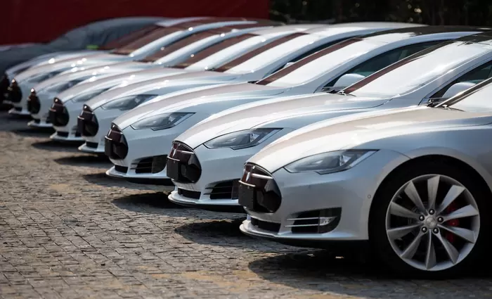 Η Tesla πιάνει κορυφή στην αγορά αυτοκινήτου