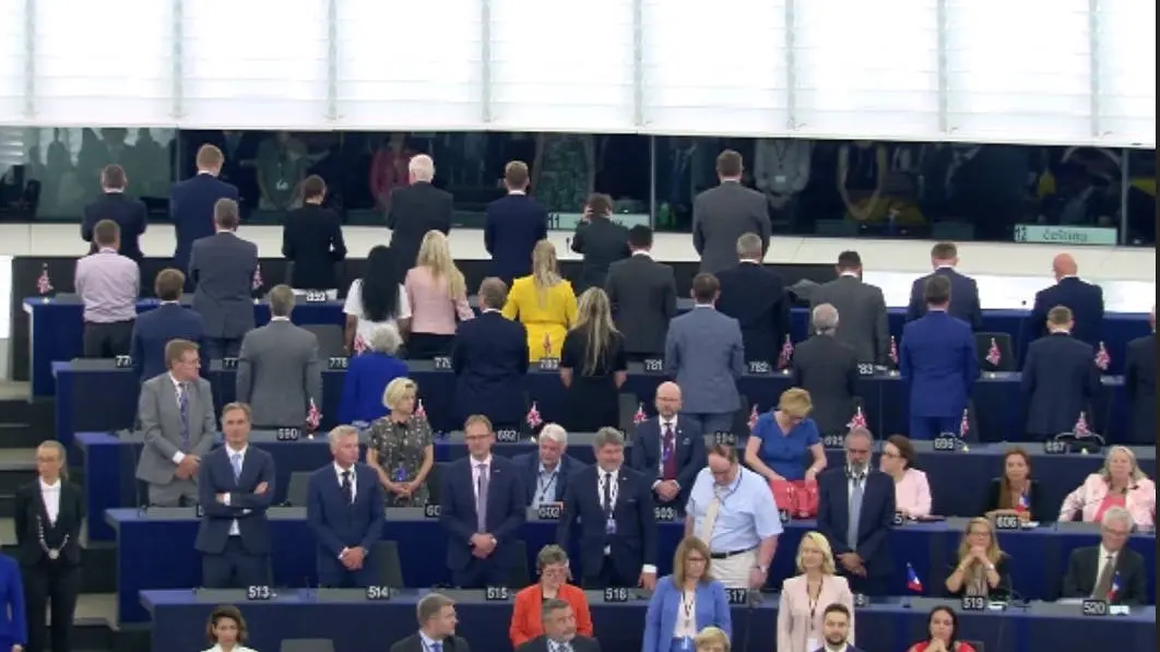 Οι Βρετανοί του Brexit γύρισαν την πλάτη στον ευρωπαϊκό ύμνο (vid)