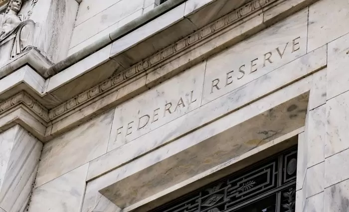 Fed: Βαθαίνει η διαφωνία για τα επιτόκια – Στο επίκεντρο η επίμονη ακρίβεια