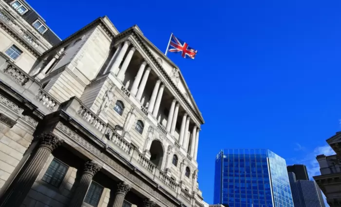 Τράπεζα της Αγγλίας: Οι traders «βλέπουν» σταθερά επιτόκια στο 4% για το 2025