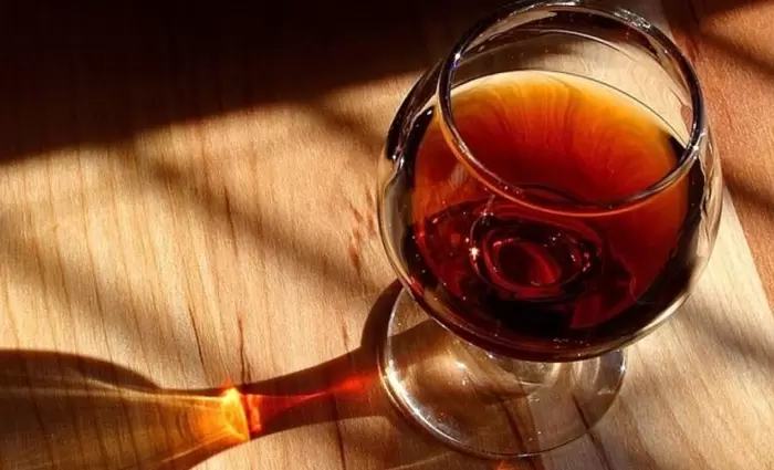 Γιατί οι παραγωγοί κονιάκ διαμαρτύρονται για τους δασμούς στα αυτοκίνητα