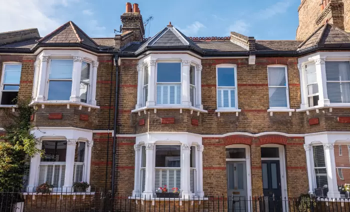 Βαριά «πληγωμένη» η αγορά ακινήτων στην Βρετανία