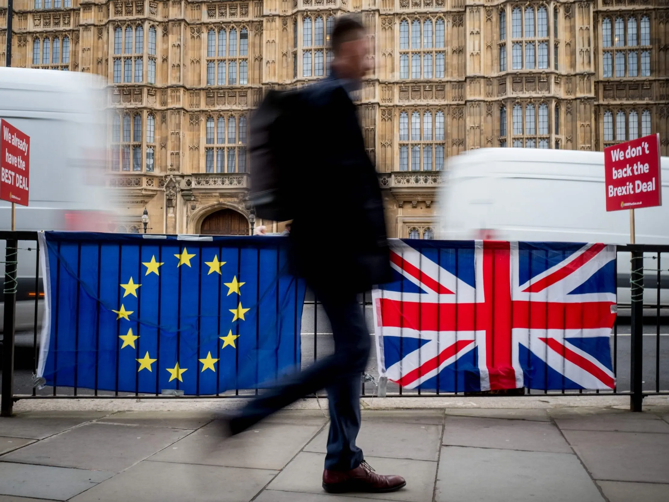 Προς συρρίκνωση η βρετανική οικονομία - Το Brexit πλήττει τις υπηρεσίες