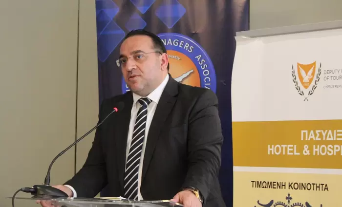 Αισιοδοξία για τουρισμό, παρά το δασμολογικό σοκ – Καθησυχαστικός ο Κ. Κουμής