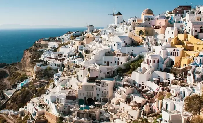 Καθησυχάζει η JP Morgan για τη… Σαντορίνη – Έχει κι άλλα νησιά η Ελλάδα