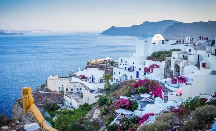 Σαντορίνη: Επιχειρεί comeback με τιμές για όλα τα βαλάντια