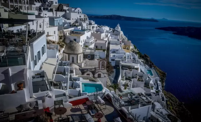 Θετικές προβλέψεις για τη φετινή σεζόν παρά τους σεισμούς – Τι θα γίνει με τη Σαντορίνη