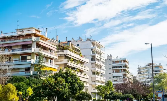 Σπίτια του ’80 κάτω των 100 τ.μ. αγόρασαν οι νέοι στην Ελλάδα