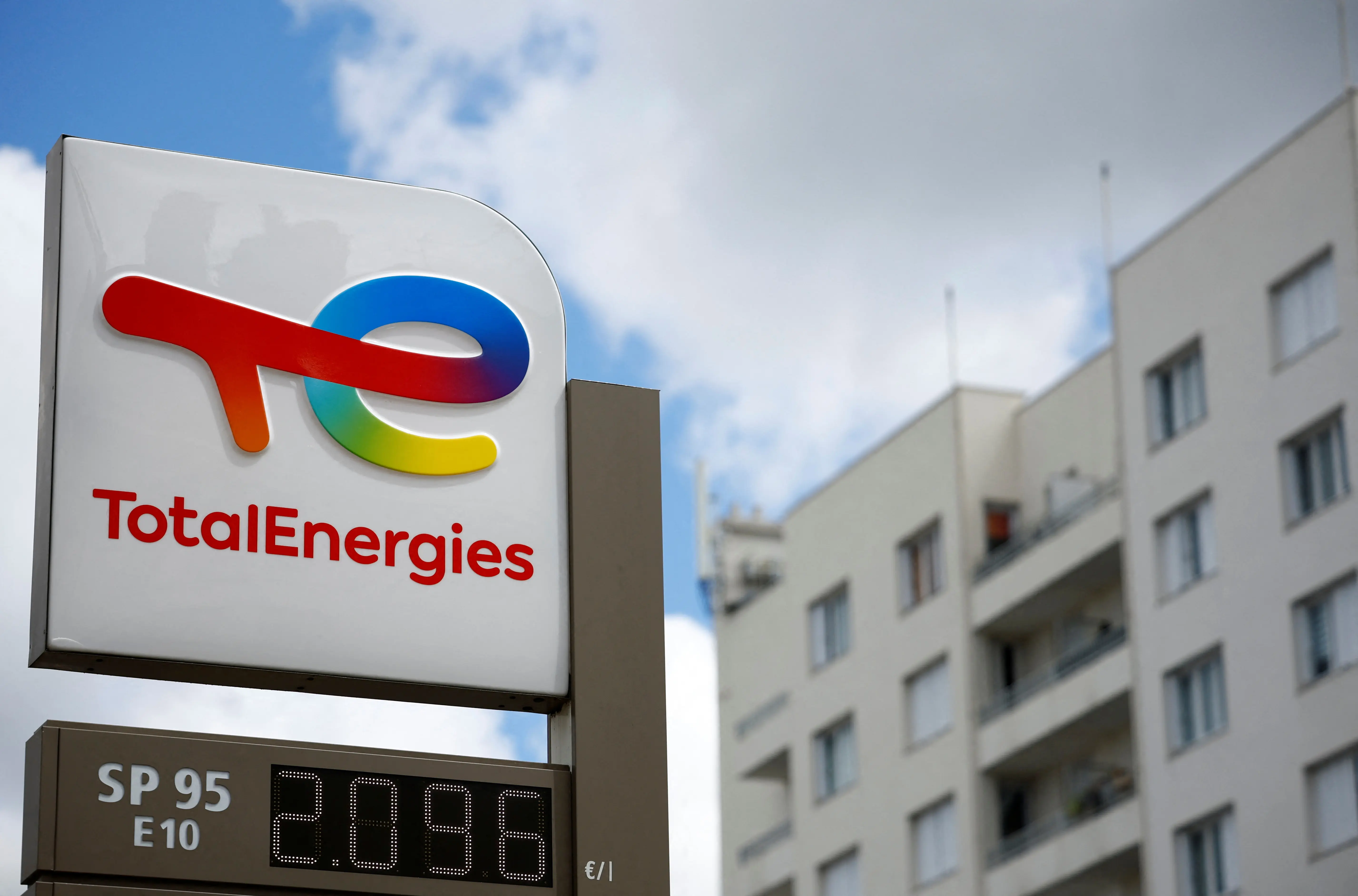 TotalEnergies: Αυξάνει την παραγωγή ορυκτών καυσίμων