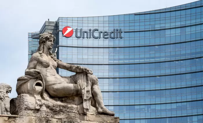 Bloomberg: Αυξάνει την παρουσία της στην Ελλάδα η UniCredit