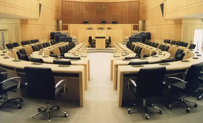 Η Βουλή ζητεί γραμματέα  με μισθό από €1495