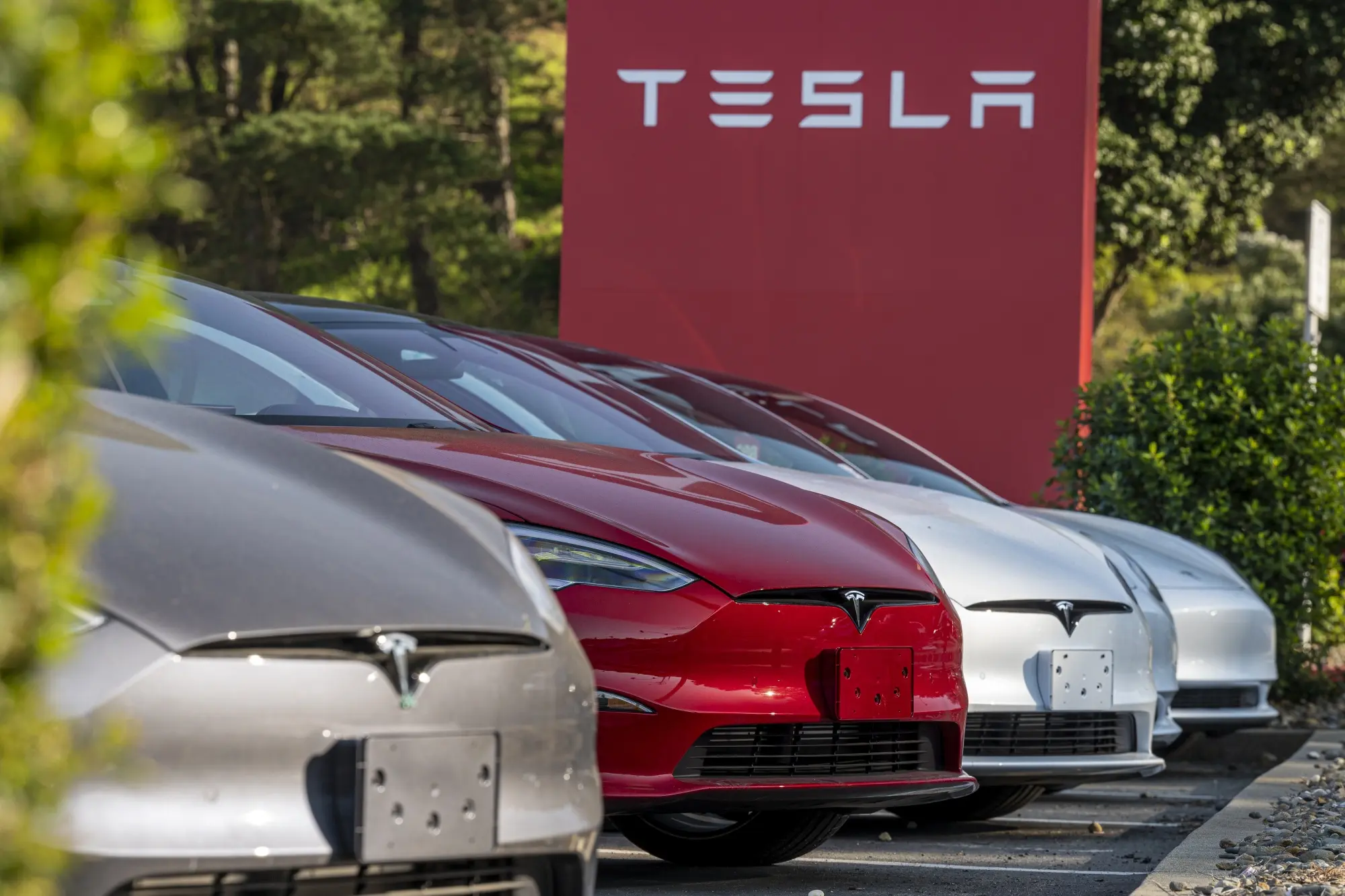Bloomberg: Γιατί η Tesla ανακαλεί 2 εκατομμύρια αυτοκίνητα