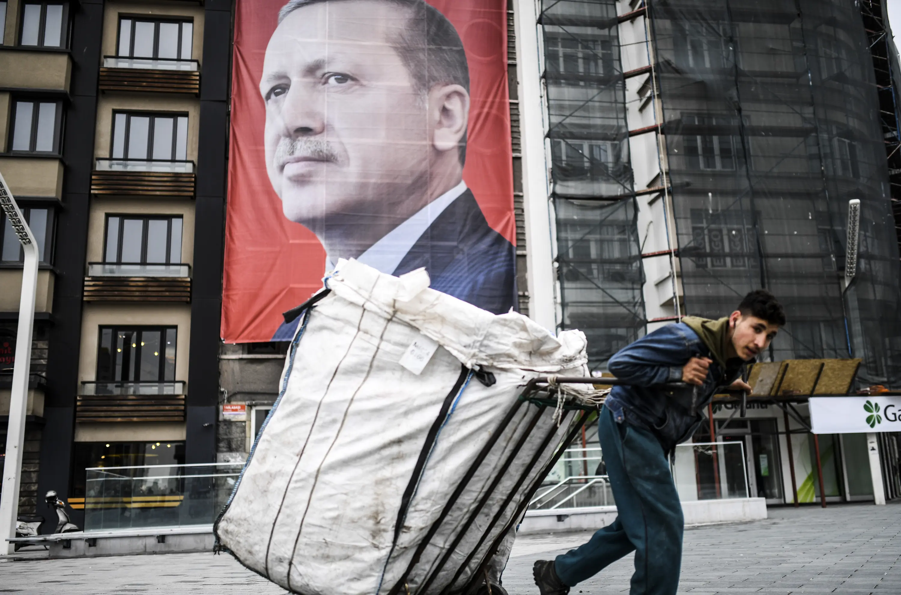 Foreign Policy: Ο Ερντογάν έκρυψε ωρολογιακή βόμβα μέσα στην τουρκική οικονομία