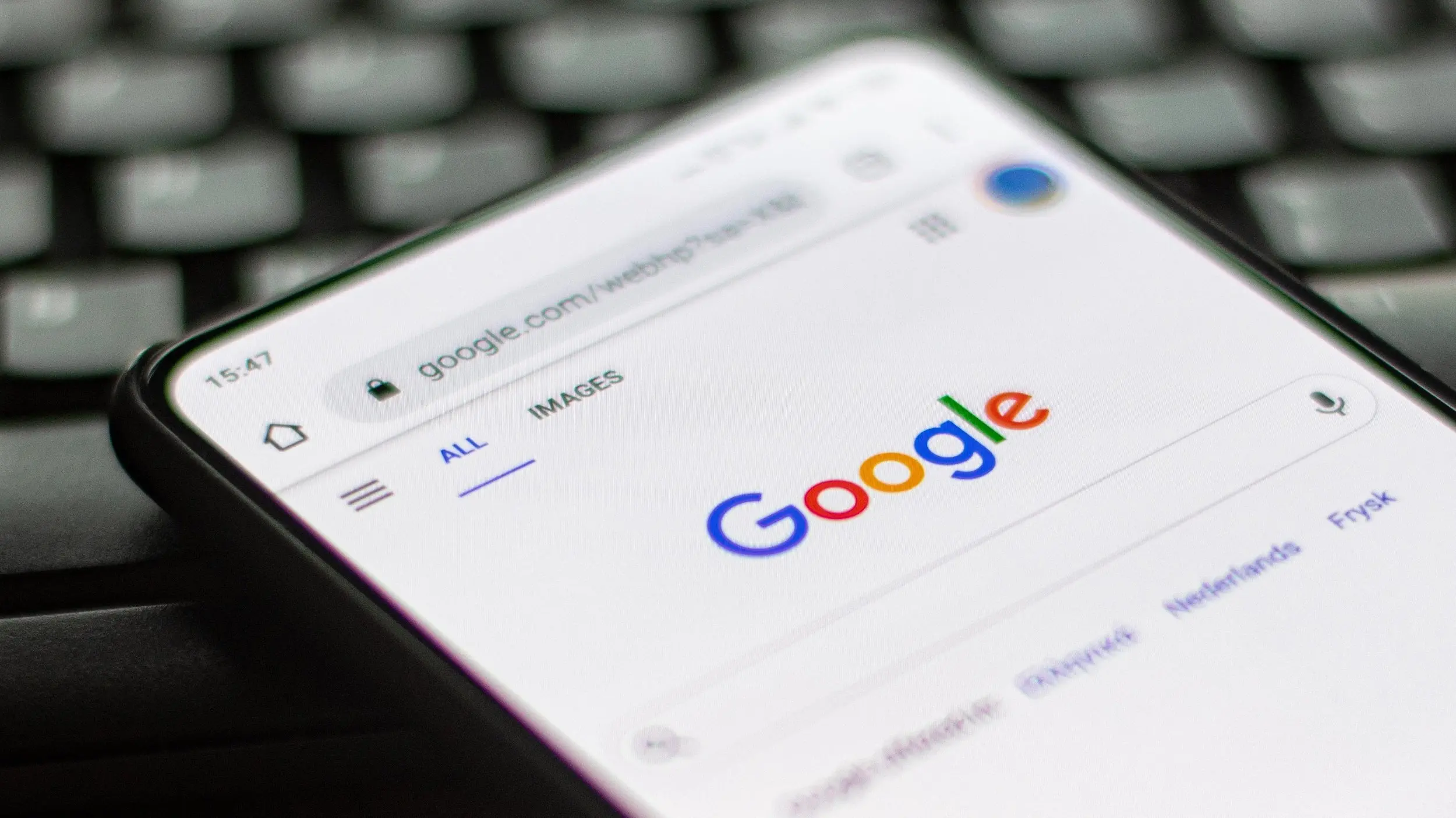 Google: Ενημέρωσε την ΕΕ ότι δεν θα συμμορφωθεί με τον νέο νόμο για το fact-checking