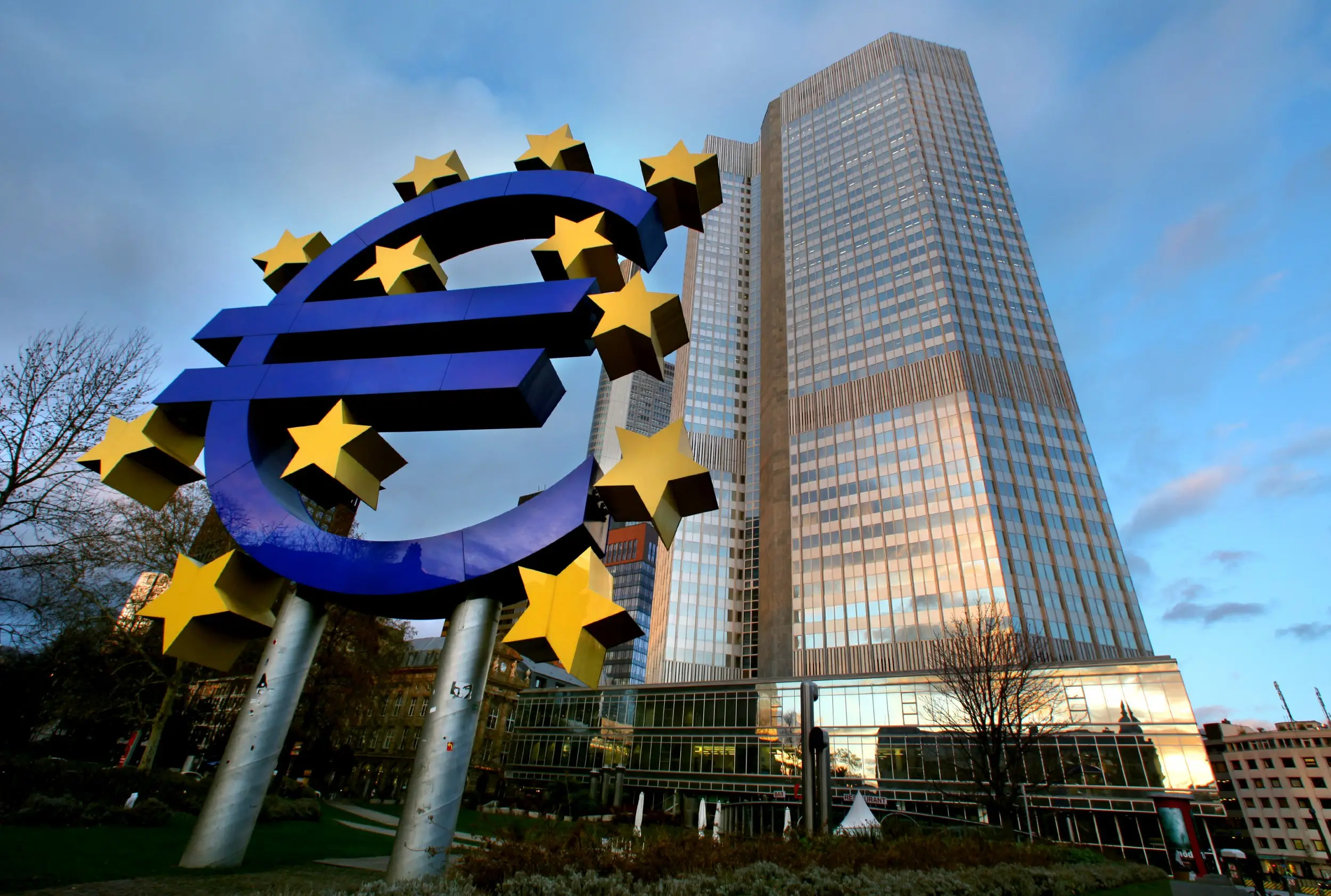 Η ΕΚΤ αναστέλλει την διανομή μερισμάτων των τραπεζών