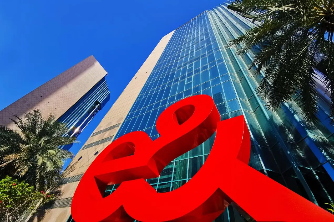 Vodafone: Η E& των ΗΑΕ πωλεί το ποσοστό της στην οικογένεια του Ξαβιέ Νιέλ έναντι 5,95 δισ. δολαρίων
