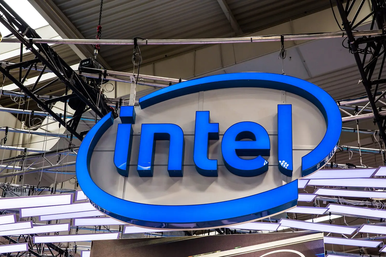Intel: Πουλά μετοχές ύψους 15 δισ. δολαρίων εν μέσω της εκρηκτικής ζήτησης για AI