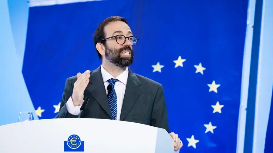 Ο οικονομολόγος που «κόπηκε» από το ΔΝΤ και το μακρύ χέρι του Τραμπ