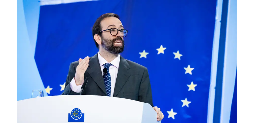 Ο οικονομολόγος που «κόπηκε» από το ΔΝΤ και το μακρύ χέρι του Τραμπ