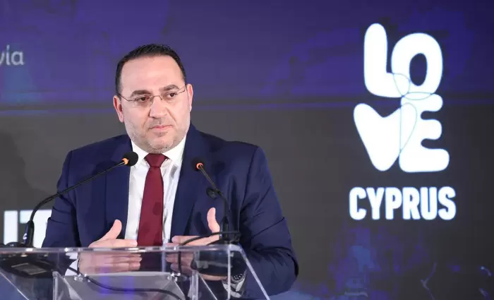 Περιορισμό απωλειών στον τουρισμό στο 5% για φέτος βλέπει ο Κ. Κουμής