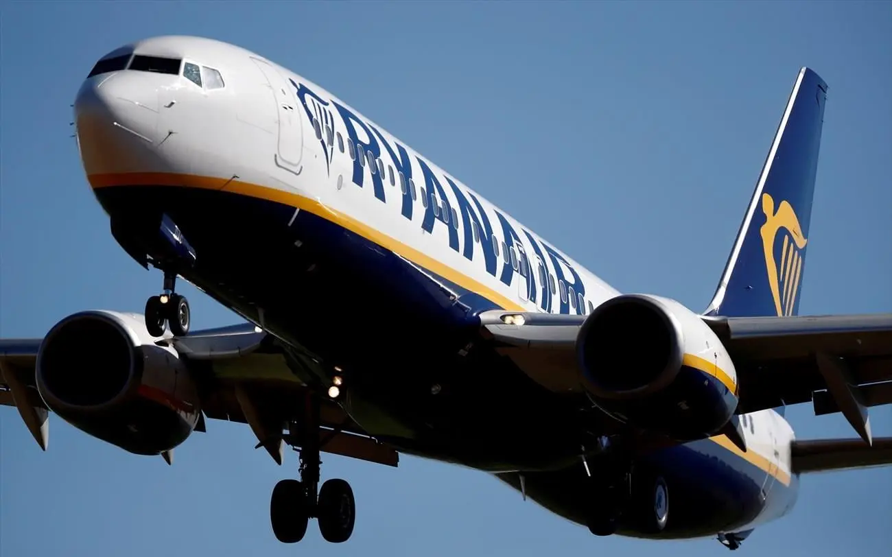 Ryanair: Ερευνάται για επιπλέον χρεώσεις σε γονείς που κάθονται δίπλα στα παιδιά τους – Τι απαντάει η αεροπορική εταιρεία