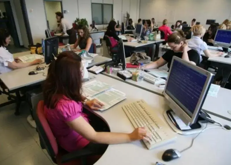 Αυξήθηκε κατά 35 άτομα η απασχόληση στην κυβέρνηση τον Φεβρουάριο