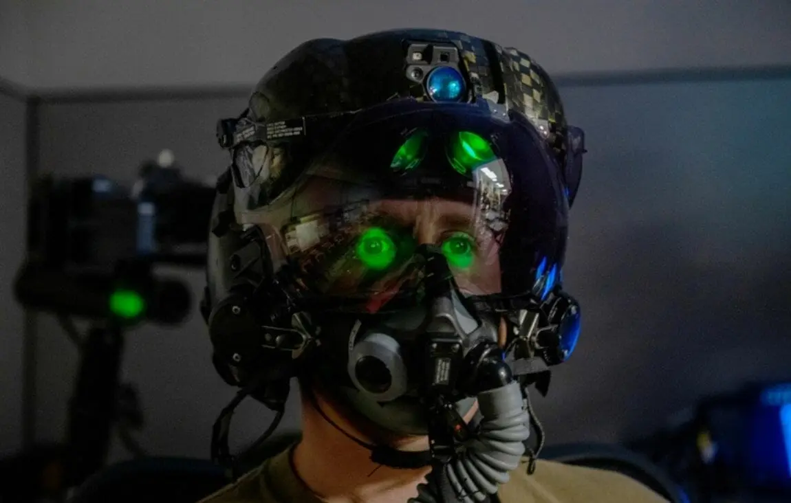 F-35: Πόσες χιλιάδες ευρώ κοστίζει το κράνος του πιλότου