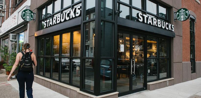 Starbucks: Τέλος τα πλαστικά καλαμάκια