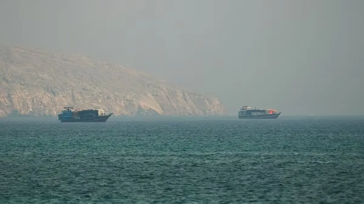 Το Ιράν χτύπησε πλοίο με κυπριακή σημαία και έκλεισε τα Στενά του Ορμούζ – Κύμα αεροπορικών βομβαρδισμών από τις ΗΠΑ