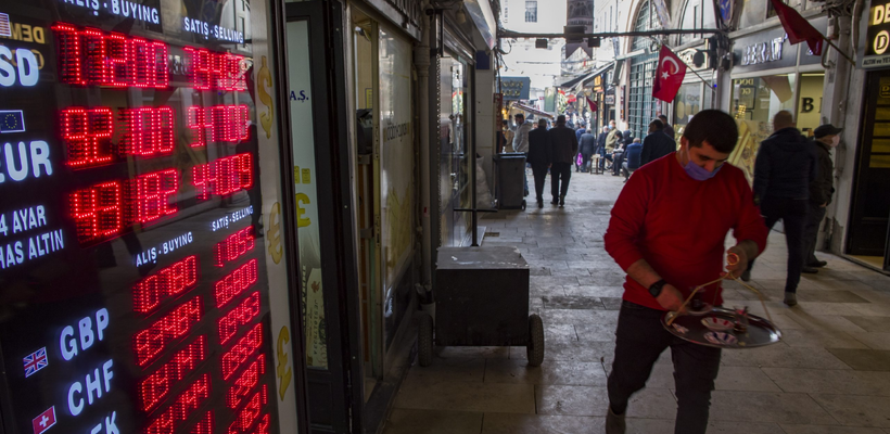 Το ξανασκέφτεται η Τουρκία για τα επιτόκια – Κίνδυνοι για πληθωρισμό και αστάθεια της λίρας