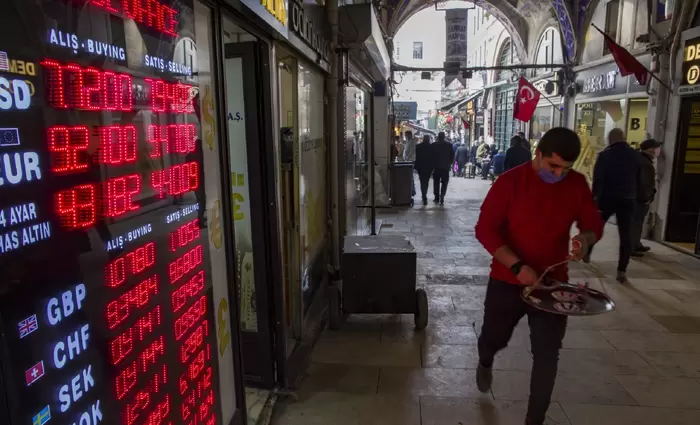 Το ξανασκέφτεται η Τουρκία για τα επιτόκια – Κίνδυνοι για πληθωρισμό και αστάθεια της λίρας