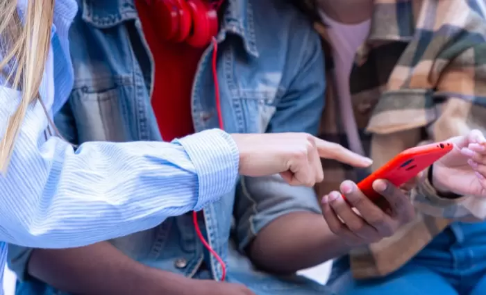 Bρετανία: Πιέσεις εποπτικών αρχών σε Meta, TikTok, Snap, YouTube για αποκλεισμό ανηλίκων από τις πλατφόρμες τους