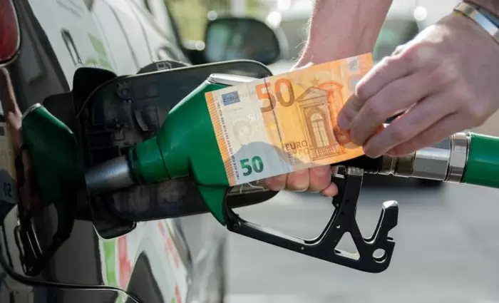 Μειώσεις στις τιμές καυσίμων φέρνουν «ανάσα» στους καταναλωτές
