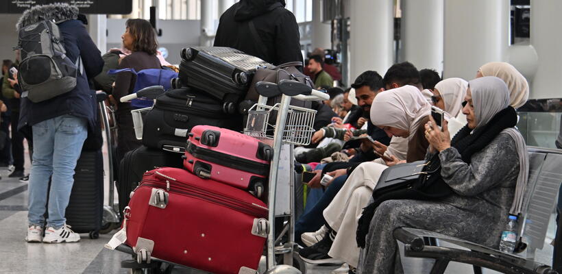 Οι επιθέσεις στο Ιράν διαταράσσουν χιλιάδες πτήσεις – Ζημιές στο αεροδρόμιο του Ντουμπάι