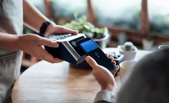Τέλος τα μετρητά; Γιατί οι cashless χώρες ζητούν από τους πολίτες να έχουν και μετρητά