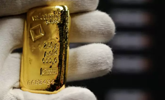 Χρυσός: Κάτω από τα $4.400 με βουτιά 1,6% – Πετρέλαιο και Fed «φρενάρουν» το πολύτιμο μέταλλο