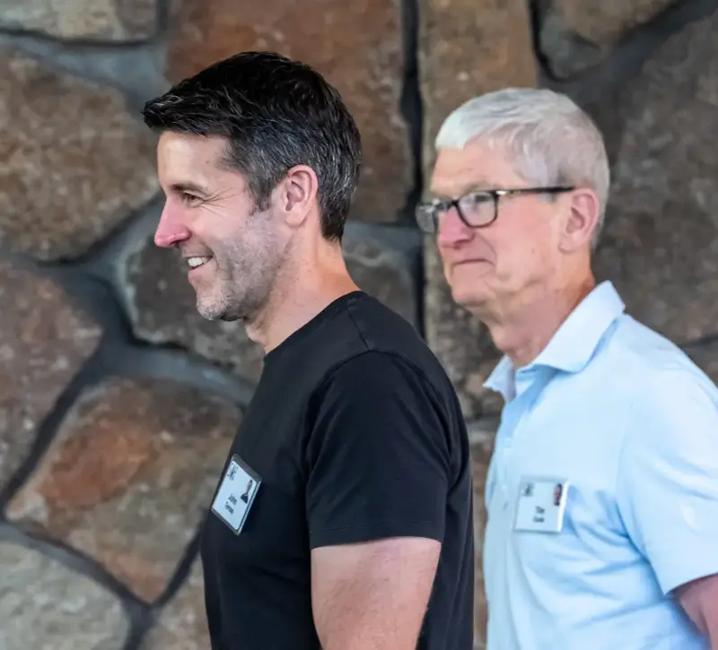 Apple: Αλλαγή φρουράς μετά από 15 χρόνια – Από τον «μάγο» των operations Τιμ Κουκ στον μηχανικό Τζον Τέρνους