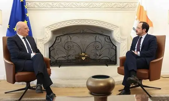 Δένδιας: «Θα είμαστε πάντοτε δίπλα σας» – Αυξάνουμε τις δαπάνες για την Άμυνα, λέει ο Ν. Χριστοδουλίδης