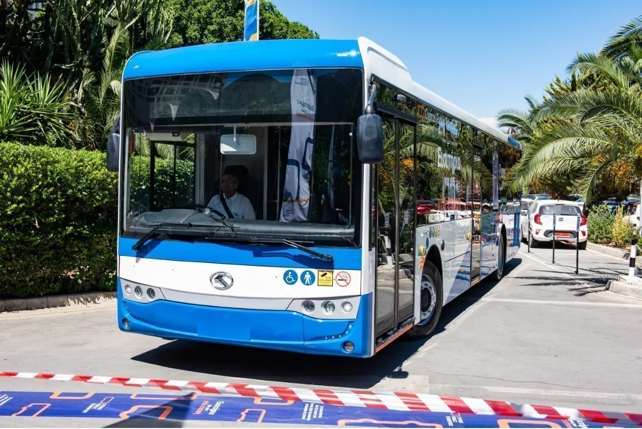 EY για λεωφορεία Λ/σίας: Λανθασμένα ωράρια, αλαλούμ πληροφόρησης κι άλλες αδυναμίες