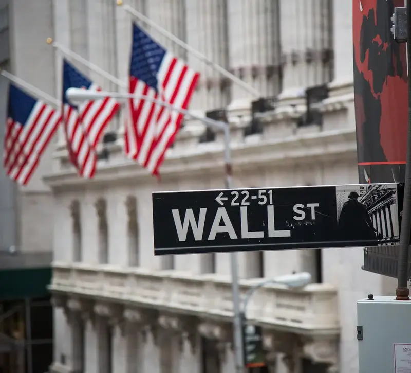 Νέο κύμα αβεβαιότητας στη Wall Street: Διπλό χτύπημα από AI και πετρέλαιο ενόψει Fed