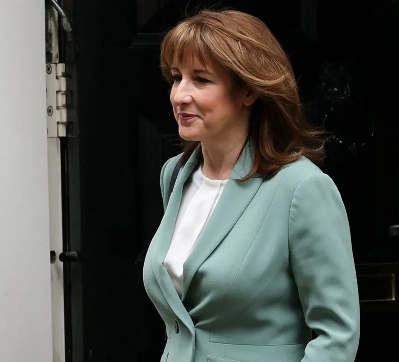 Βρετανία: «Απογοητευμένη και οργισμένη» η υπουργός Οικονομικών Ριβς για την αμερικανική στρατηγική στο Ιράν