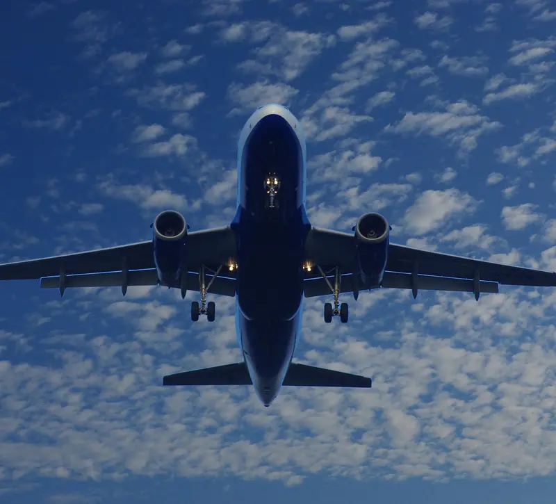 Υπό πίεση οι αεροπορικές εταιρείες της Ευρώπης από τα ακριβά καύσιμα - Κίνδυνοι λόγω περιορισμένων αντισταθμίσεων