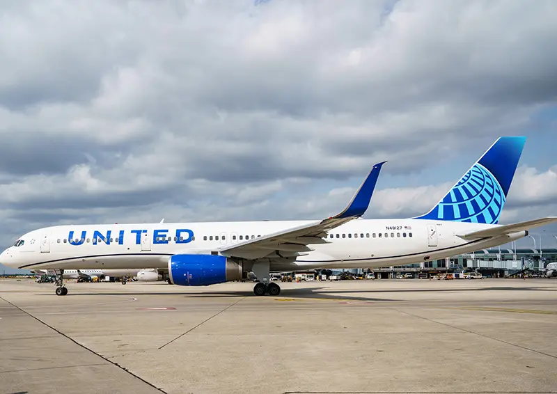 Mega deal στις αερομεταφορές: Η United εξετάζει συγχώνευση με την American Airlines