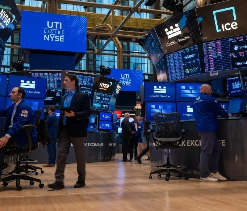 Wall Street: Ξανά πάνω από τις 50.000 μονάδες ο Dow Jones – Aνοδος για Cisco και Boeing